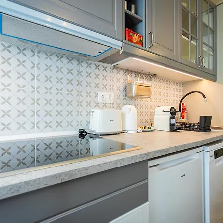 Elizabeth Boulevard Peace * Budapest